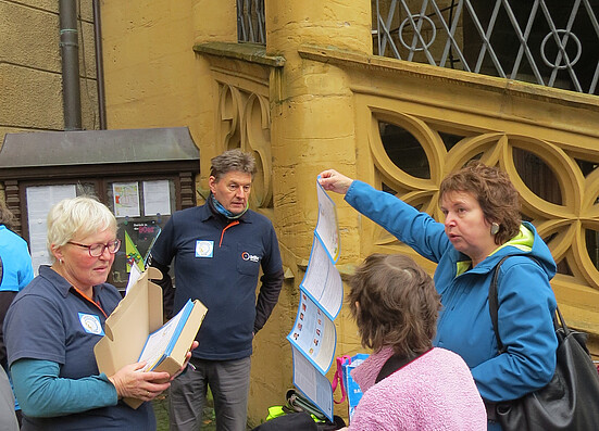 Sigrid bei der Übergabe der Unterschrifen